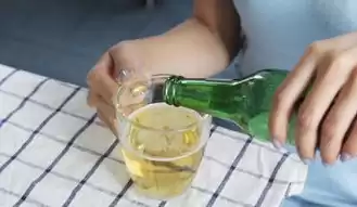 买啤酒和尿布，买啤酒的人很大概率也会买尿布这种属于数据挖掘的问题