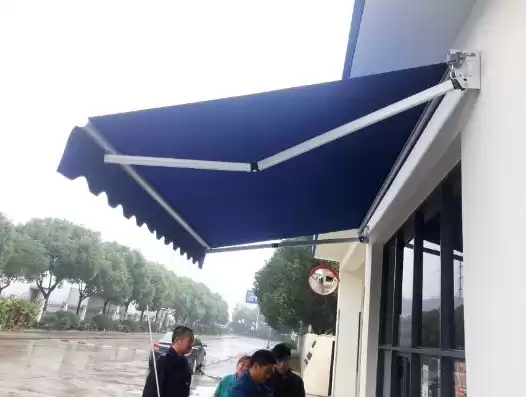 电动遮阳棚伸缩式雨棚安装视频，户外电动遮阳棚伸缩式雨棚安装