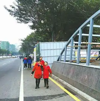 自动收缩防雨棚图片，智能生活新体验，自动收缩防雨棚，雨天出行无忧