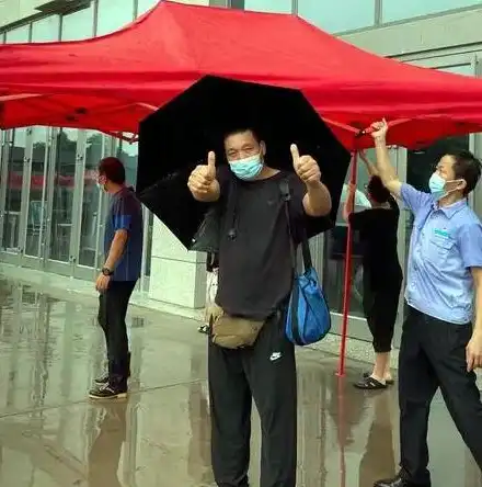 自动收缩防雨棚图片，智能生活新体验，自动收缩防雨棚，雨天出行无忧